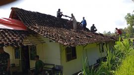 Hujan deras disertai puting beliung, 26 rumah rusak 
