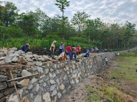 Talud jalan jeruklegi sepanjang 210 meter