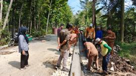 Pembangunan talud dan drainase di nglebak 